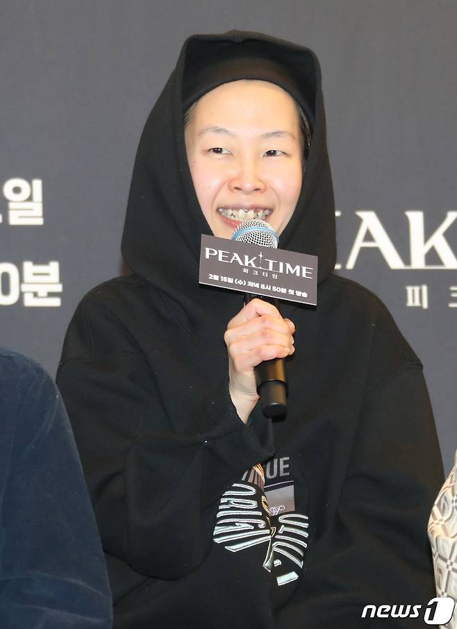 박지예 PD가 15일 서울 마포구 스탠포드호텔에서 열린 JTBC 예능 프로그램 '피크타임' 제작발표회에서 인사말을 하고 있다. ‘피크타임’은 무대가 절실한 현역 아이돌부터 빛을 보지 못한 경단(경력단절), 해체돌까지 다시 한 번 무대에 올라 뜨거운 경쟁을 벌이는 팀전 서바이벌이다. 2023.2.15/뉴스1 ⓒ News1 권현진 기자