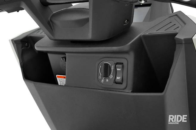 스마트키 탑재로 키박스 대신 전원 레버가 장착된다