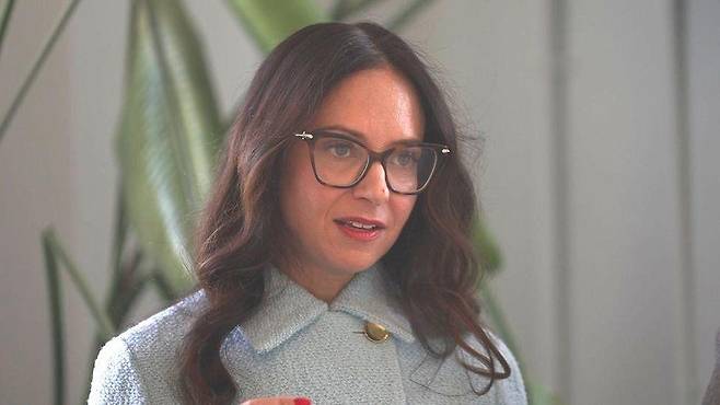 앨리스의 소송을 주도하고 있는 캐리 골드버그 변호사는 “오메글이 출시한 제품의 운영에 대한 법적 책임을 묻겠다는 것”이라고 말했다