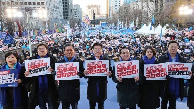 더불어민주당 이재명 대표(가운데)와 당 지도부가 4일 서울 중구 숭례문 앞에서 열린 ‘윤석열 정권 민생파탄 검사독재 규탄대회’에서 피켓을 들고 있다. 사진공동취재단