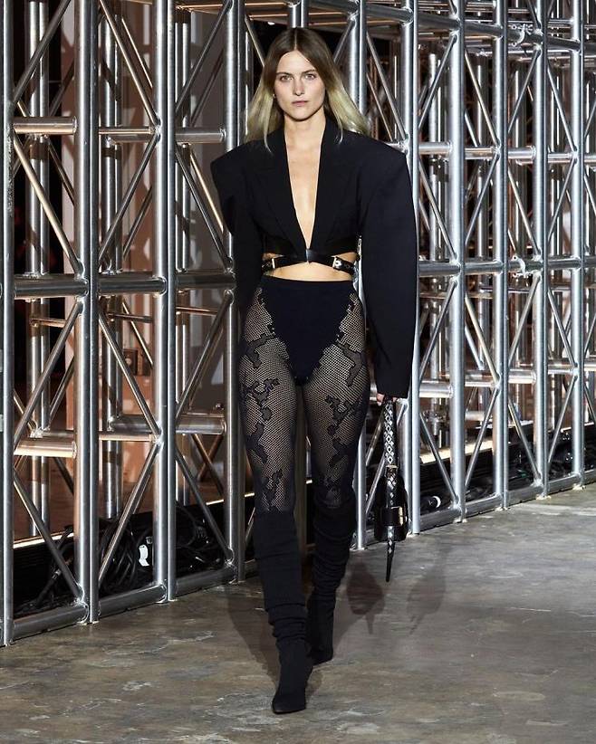 디온 리 2023 F/W 컬렉션