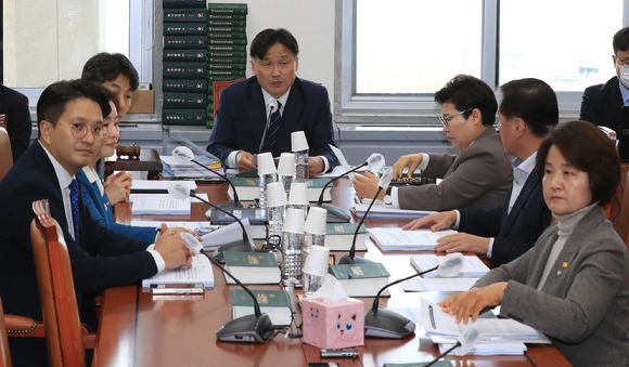 김영진 국회 환경노동위원회 고용노동법안심사소위원회 소위원장이 15일 오후 서울 여의도 국회에서 열린 소위원회를 주재하고 있다. 이날 회의에서는 노조법 2·3조를 개정하는 '노란봉투법'을 심사했다. (공동취재사진) [사진=뉴시스]