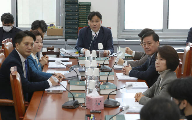 환노위 고용노동법안 심사소위원회 회의가 15일 국회에서 열리고 있다. 사진공동취재단
