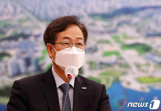 (서울=뉴스1) 구윤성 기자 = 권형택 신임 주택도시보증공사(HUG) 사장이 27일 오전 서울 여의도 국회에서 열린 제386회 국회(임시회) 국토교통위 전체회의에서 인사말을 하고 있다. 2021.4.27/뉴스1