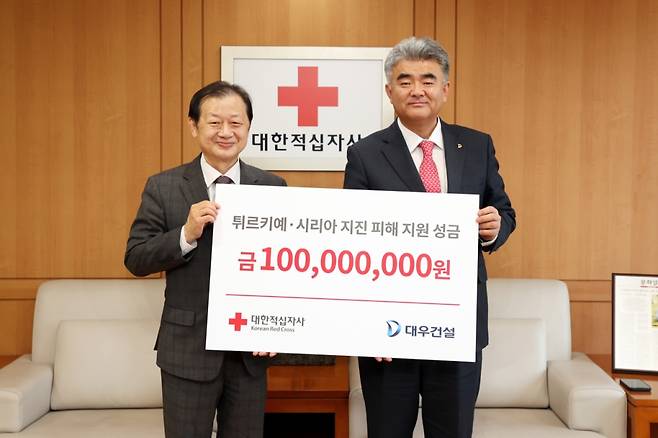 정원주 대우건설 그룹 부회장(오른쪽)이 15일 대한적십자사를 방문해 튀르키예·시리아 지진피해 복구 성금을 기탁했다./사진제공=대우건설