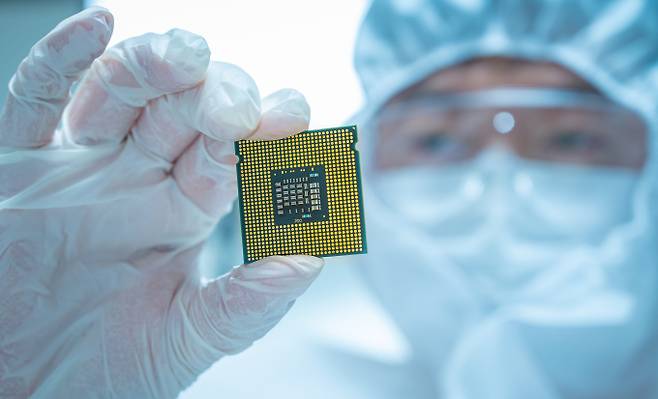 챗GPT 열풍으로 그래픽처리장치(GPU)와 중앙처리장치(CPU) 등 고성능 컴퓨팅용 침(HPC)의 수요가 증가했다. 이에 삼성전자 등 파운드리 업체는 중장기 경쟁력 강화를 위해 적극적인 설비 투자에 나설 계획이다. 사진은 기사 내용과 무관. /사진=이미지투데이