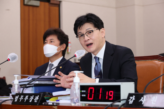 한동훈 법무부 장관이 15일 국회에서 열린 법제사법위원회 전체회의에서 의원 질의에 답하고 있다. 연합뉴스