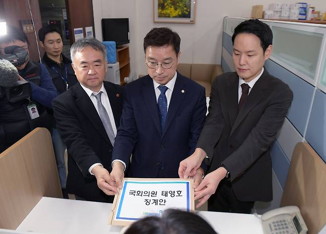 위성곤 더불어민주당 원내수석부대표가 15일 오전 국회 의안과에 국회의원 태영호 징계안을 제출하고 있다. 왼쪽부터 송재호·위성곤·김한규 더불어민주당 의원. [연합]