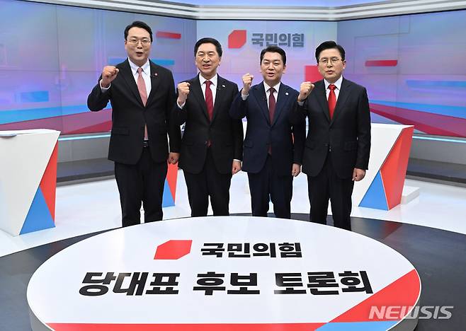 [서울=뉴시스] 국회사진기자단 = 국민의힘 당대표 경선 후보들이 15일 서울 중구 TV조선 스튜디오에서 열린 첫 TV 토론에 앞서 포즈를 취하고 있다. 왼쪽부터 천하람, 김기현, 안철수, 황교안 후보. 2023.02.15.  photo@newsis.com