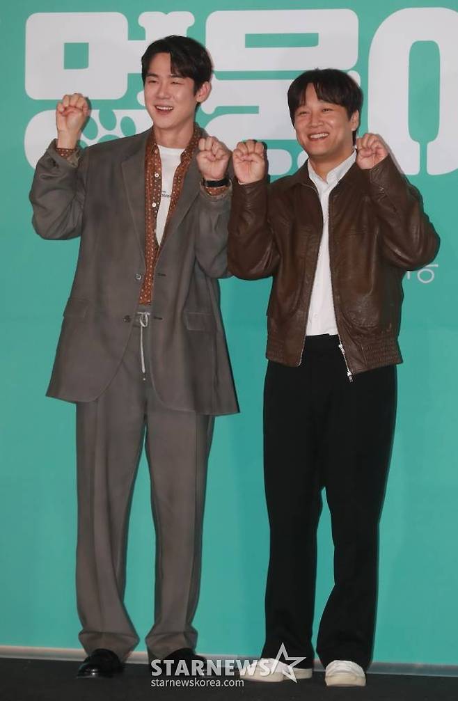 배우 유연석, 차태현이 15일 오후 서울 용산구 CGV용산아이파크몰에서 진행된 영화 ‘멍뭉이(감독 김주환)’ 언론시사회 및 기자간담회에 참석해 포즈를 취하고 있다.  집사 인생 조기 로그아웃 위기에 처한 '민수'와 인생 자체가 위기인 '진국', 두 형제가 사랑하는 반려견 '루니'의 완벽한 집사를 찾기 위해 면접을 시작하고, 뜻밖의 '견'명적인 만남을 이어가는 영화 '멍뭉이'는 3월 1일 개봉한다. /2023.02.15 /사진=이동훈 기자 photoguy@