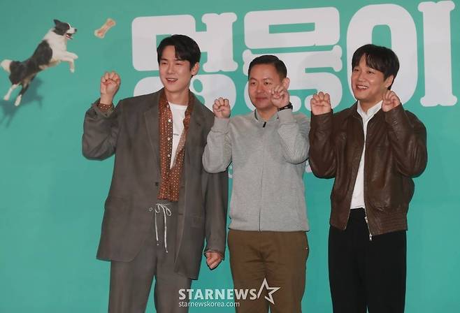 유연석, 김주환 감독, 차태현이 15일 오후 서울 용산구 CGV용산아이파크몰에서 진행된 영화 ‘멍뭉이(감독 김주환)’ 언론시사회 및 기자간담회에 참석해 포즈를 취하고 있다.  집사 인생 조기 로그아웃 위기에 처한 '민수'와 인생 자체가 위기인 '진국', 두 형제가 사랑하는 반려견 '루니'의 완벽한 집사를 찾기 위해 면접을 시작하고, 뜻밖의 '견'명적인 만남을 이어가는 영화 '멍뭉이'는 3월 1일 개봉한다. /2023.02.15 /사진=이동훈 기자 photoguy@