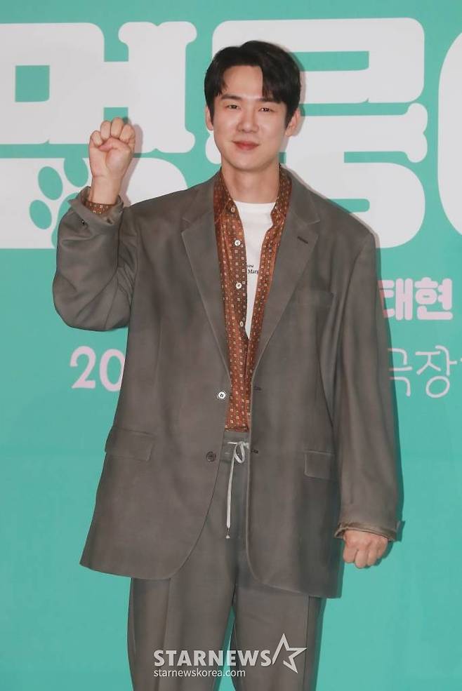 배우 유연석이 15일 오후 서울 용산구 CGV용산아이파크몰에서 진행된 영화 ‘멍뭉이(감독 김주환)’ 언론시사회 및 기자간담회에 참석해 포즈를 취하고 있다.  집사 인생 조기 로그아웃 위기에 처한 '민수'와 인생 자체가 위기인 '진국', 두 형제가 사랑하는 반려견 '루니'의 완벽한 집사를 찾기 위해 면접을 시작하고, 뜻밖의 '견'명적인 만남을 이어가는 영화 '멍뭉이'는 3월 1일 개봉한다. /2023.02.15 /사진=이동훈 기자 photoguy@