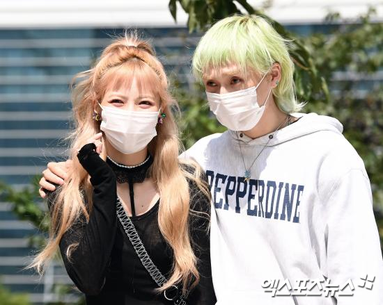 Singer Hyuna and Dunn have been released on the exhibition together with Stradivarius.Recently, Hyuna posted a photo of her visit to an Exhibition and shared her daily life at the Exhibition of Acquaintance, saying, Im touched..  ⁇  emotional.Hyunas acquaintance, Suzzana: Buried Alive, released a photo with Hyuna, who came to cheer her up.He showed his friendship with Hyuna, and he released a group photo.The artist tagged Hyuna and Dunns public account, and in a meeting with close acquaintances, Stradivarius Hyena and Dunns public move again sparked a reunion.Fans at home and abroad who have seen these photos have expressed their curiosity toward them, saying, They are still together, Are you starting again? I cry, and This is the photo uploaded by Hyuna.There has been a strong reaction since they have been keeping Silence in the suspicion of reunion that has been repeated many times in recent years.Hyena and Dawn, who had been loved by many for their public romances, said in November last year that they had broken up.However, after the announcement of Breakup, they left a trail on each others SNS, couple piercing, and stradivarius witnessing on domestic and overseas schedules.In particular, Lee Jin-ho said that Dunn was caught near Hyundais hostel in Singapore on the 2nd day of the Lee Jin-ho channel. Its a funny reality that you can not even say that you meet a lot and break up again. He said.Despite a variety of theories, these two sides still maintain Silence, and more attention is pouring from domestic and foreign fans.Amid the divided responses of excessive interest and reasonable curiosity, cheering continues for them, who were a public couple who received a lot of support.Even though they are not official schedules, they are reacting strongly in various communities. It is time to take care of waiting for a moment to draw attention to the couple they loved.Photo = DB, Hyuna, author Suzzana: Buried Alive