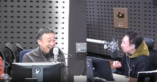 Lee Sung-min appeared on Radio show and told various episodes such as Behind the story of the youngest son of the conglomerate.Actor Lee Sung-min appeared as a guest in KBS Cool FM Park Myeong-sus Radio show (hereinafter Radio show) broadcast on the 15th.DJ Park Myeong-su said on the day, There was finally an uproar.Lee Sung-min, who won a favorable reputation as the founder of the Sunyang Group, Jin Yang-cheol, in the JTBC drama The youngest son of the conglomerate, which was broadcast last year, saying, I really like my brother.Park Myeong-su said, It was really hard for me and gave me a good opportunity. Today, I made up the emergency plan President, President, our president. I watched the Chaebol House drama in almost two days.(The acting) was horrifying, he said, revealing a trembling heart waiting for Lee Sung-min.Park Myeong-su toward Lee Sung-min, who appeared in the studio afterwards, said, Actually, you are young.(In the drama), did you intentionally make it old? Lee Sung-min laughed, Its because of the character, its still very young. Park Myeong-su also said, Hes only two years older than me. Hes a pit bull in the movie industry. He wasnt originally scheduled to be on our radio show, but he told me he had to be on the radio show.Lee Sung-min said on March 1 that the new movie Confidentiality is about to be released. The story was interesting.I always worry about the character that I can do, but the role of Sun Tae in Confidentiality was the character I wanted to play at least once.I had a lot of fun watching Lee Won-taes The Wicked Man, which directed Confidentiality, so I wanted to try it together.As for the movie Remember released last year and the drama The youngest son of the conglomerate, he said, I was only glad to be able to play such a character when acting.(Unintentionally, it continues to appear as an elderly character.) Now I have to change a little, I think a little these days, he laughed.Lee Sung-min, who said that he also referred to other presidents for the role of Chairman Jin Yang-chul in the youngest son of the chaebol, said, I did not know it would get so popular.Of course, the audience rating was high, but I did not realize it very much, but I received a lot of phone calls and texts, so I felt that I was giving a lot of attention. Im talking about this for the first time on this broadcast, and I have not seen the script since my role died, he laughed and said, What if I do not see the script? Park Myeong-su said, I knew I was going to die earlier than originally planned, but I lived longer than I thought.Park Myeong-su, who said, Is not it better to live longer? Park Myeong-su said, It was not good because other shooting schedules were behind it. As soon as I finished my work, I had to start shooting other works. I could not afford it.In the end, I actually did not know the contents, he said.It is actually a little difficult to talk about the break-even point, he said, cautiously speaking about the success of confidentiality.Nowadays, it is not the time for a movie to come out because there are a lot of audiences judging by the movie itself rather than the box office.So the actors are desperate, and somehow they are promoting so hard to announce the existence of the movie. Lee Sung-min then laughed once again when asked by a listener, Which word do you prefer, face genius or acting genius?Park Myeong-sus Radio show is broadcast every Monday to Sunday at 11 am.Photos = radio broadcast screen seen radio show