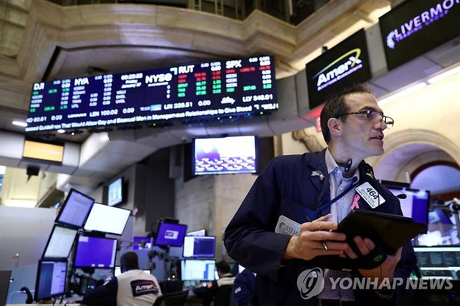NYSE 입회장에서 일하는 트레이더의 모습 [연합뉴스 자료사진]