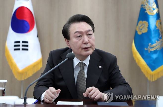 비상경제민생회의 주재하는 윤석열 대통령 (서울=연합뉴스) 안정원 기자 = 윤석열 대통령이 15일 오전 서울 용산 대통령실 청사에서 열린 제13차 비상경제민생회의에서 발언하고 있다. 2023.2.15 [대통령실통신사진기자단] jeong@yna.co.kr
