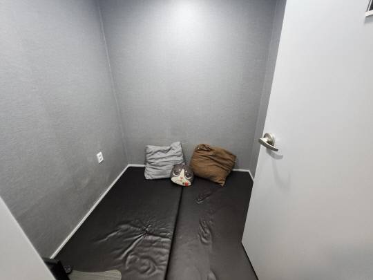 16일 서구 둔산동 일대의 또 다른 룸카페 내부. 매트리스와 배게가 구비돼 있으며 밖에선 내부를 확인할 수 없도록 구조돼 있다. 사진=이태희 기자