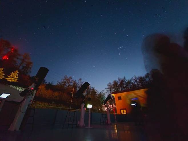 천체모드로 찍은 사진. 잘나온 듯 하지만, 사진 오른쪽에 사람들의 움직임이 찍혀있다.ⓒ데일리안 남궁경 기자