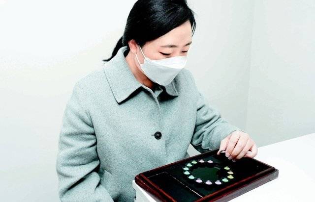 색의 구분 이상 여부를 알기 위해 정밀 색각 검사를 받고 있는 모습. 김안과병원 제공