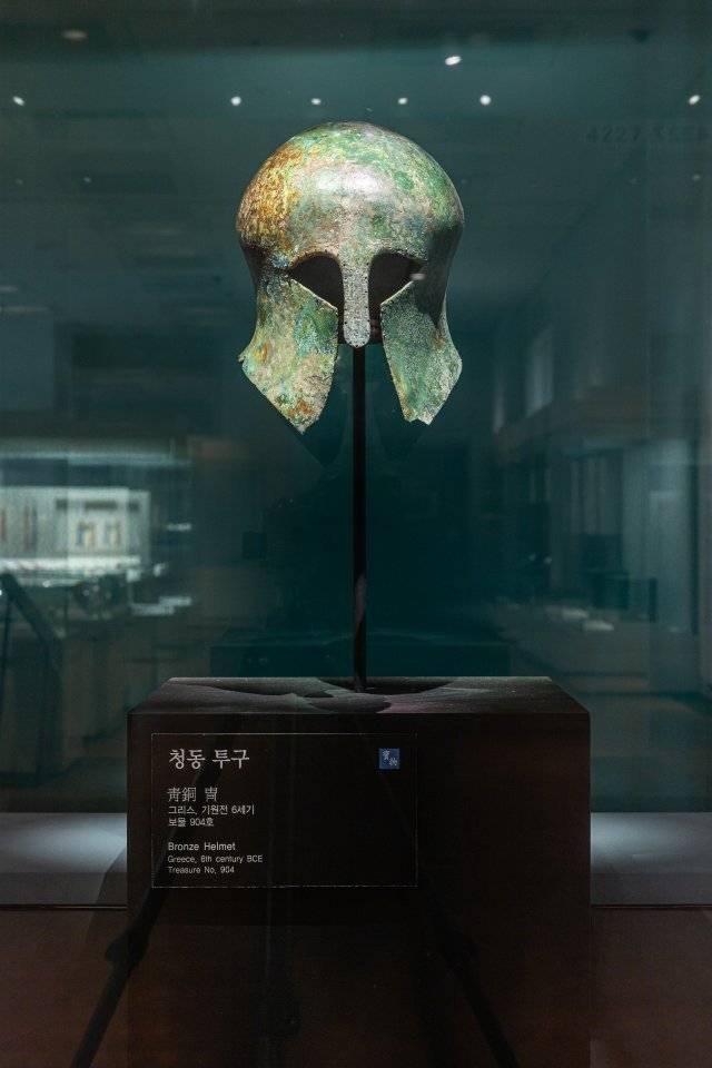 지난해 12월 국립중앙박물관 기증실이 개편되기 전 ‘손기정 기증 청동투구’는 다른 유물들처럼 일반 진열장 위에 놓여 있었다. 국립중앙박물관 제공