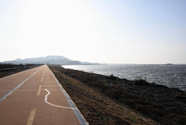 매년 40만 마리가량의 가창오리들이 월동을 하는 금강하구가 먹이 부족 등 환경 변화로 분산해 활동하면서 군무를 보기 어려워지고 있다. 14일 가창오리가 사라진 금강하구. 군산=왕태석 선임기자
