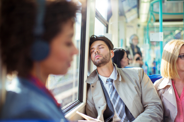 대중교통에서 졸면 얕은 잠을 자게 돼 외부 반응에 민감하다/사진=클립아트코리아