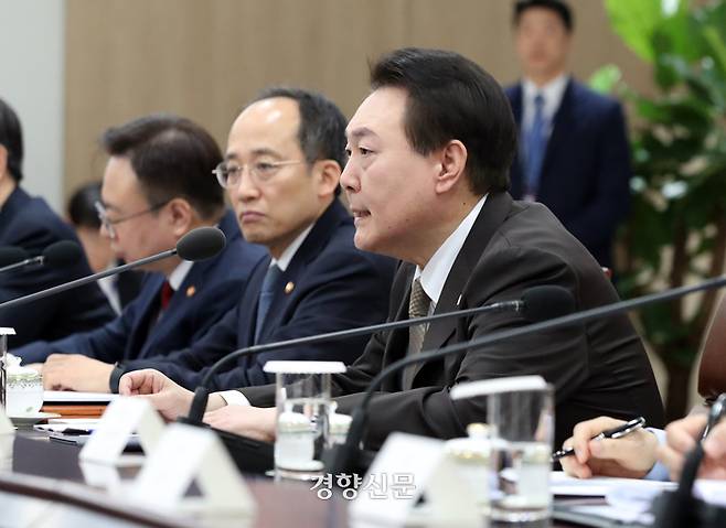 윤석열 대통령이 지난 15일 서울 용산 대통령실 청사에서 열린 제13차 비상경제민생회의를 주재하고 있다.  대통령실사진기자단