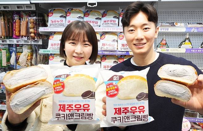 편의점 세븐일레븐이 제주우유 쿠키앤크림빵 신제품을 내놨다. [사진 출처 = 세븐일레븐]