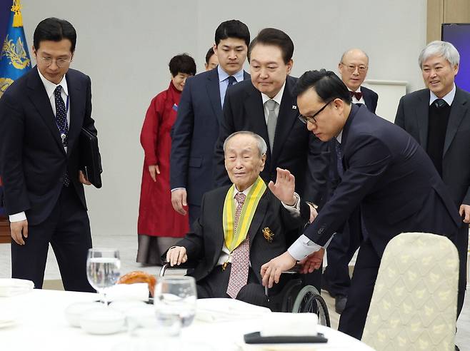 윤석열 대통령이 손재한 명예 이사장의 휠체어를 밀고 있다.  <이승환 기자>