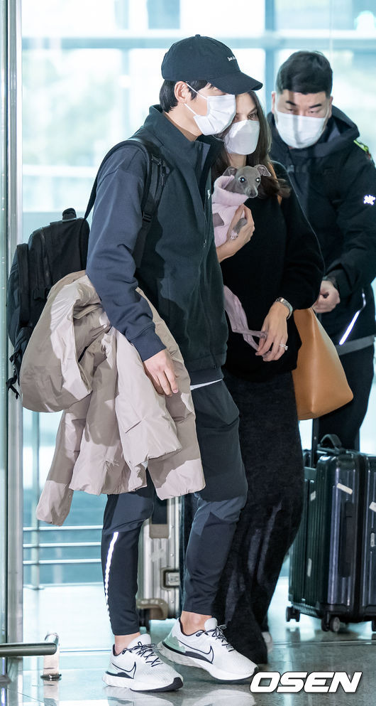 [OSEN=인천공항, 민경훈 기자] 배우 송중기가 부인 케이티 루이스 사운더스와 함께 16일 넷플릭스 영화 '로기완' 해외 로케이션 촬영차 인천국제공항을 통해 출국했다.배우 송중기와 부인 케이티가 출국장으로 이동하고 있다. 2023.02.16 / rumi@osen.co.kr