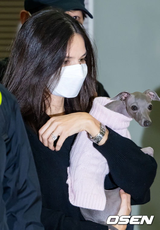 [OSEN=인천공항, 민경훈 기자] 배우 송중기가 부인 케이티 루이스 사운더스와 함께 16일 넷플릭스 영화 '로기완' 해외 로케이션 촬영차 인천국제공항을 통해 출국했다.배우 송중기와 부인 케이티가 출국장으로 이동하는 가운데 케이티의 반지가 시선을 사로잡았다. 2023.02.16 / rumi@osen.co.kr