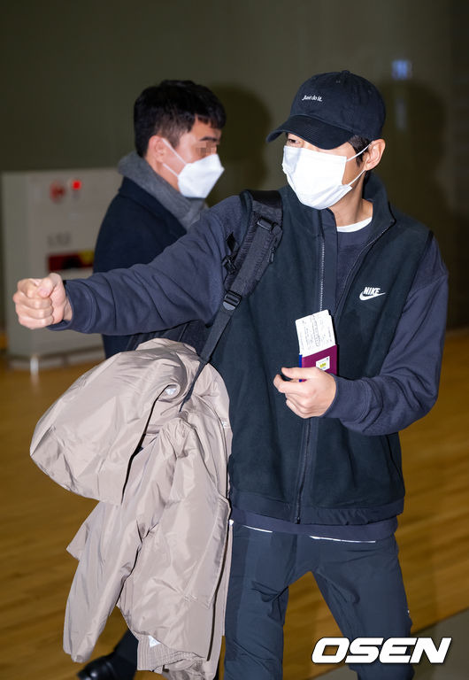 [OSEN=인천공항, 민경훈 기자] 배우 송중기가 부인 케이티 루이스 사운더스와 함께 16일 넷플릭스 영화 '로기완' 해외 로케이션 촬영차 인천국제공항을 통해 출국했다.배우 송중기와 부인 케이티가 출국장으로 이동하던 중 결혼 축하 인사에 감사인사를 하고 있다. 2023.02.16 / rumi@osen.co.kr