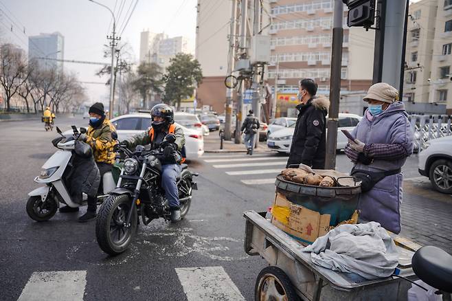 지난 10일 중국 베이징 거리에서 노점상이 음식을 팔고 있다./EPA연합뉴스