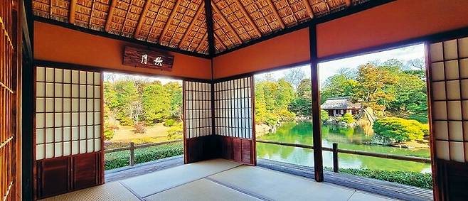 선실 같은 겟파로(月波樓) 다실. 출렁거리는 파도를 타고 달빛 속을 건넌다는 콘셉트를 갖고 있다.