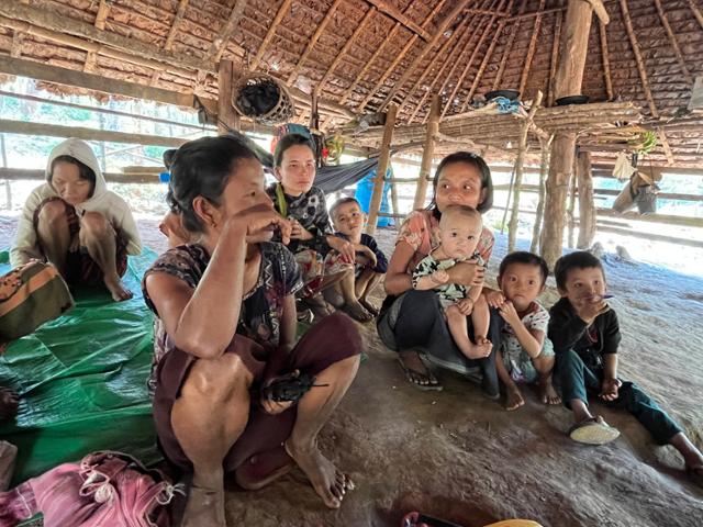 1일 미얀마 카렌주 미야와디 레이케이코 인근 산 중턱에서 군부 폭격으로 난민이 된 난데퍼(오른쪽 세 번째)가 이모 노뚜뚜(왼쪽 두 번째)를 바라보고 있다. 이들이 몸을 피한 곳은 집이 아닌 축사다. 레이케이코(미얀마)=허경주 기자