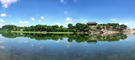 경남 진주의 역사와 문화를 상징하는 진주성 전경. 성 둘레가 1760m에 이른다. 사진 가운데서 오른쪽으로 남강 벼랑 위에 세운 촉석루가 보인다. [사진 진주시]