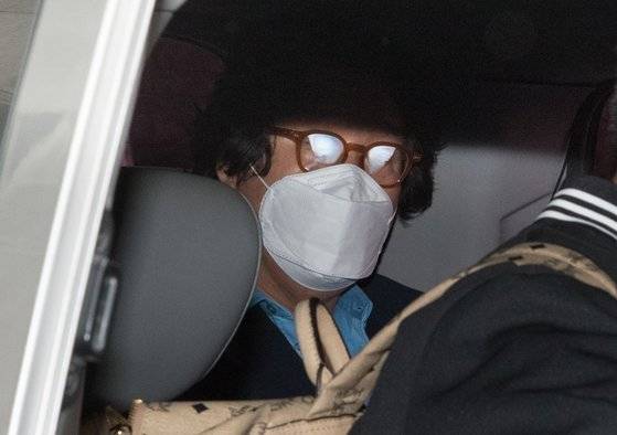 8개월간 도피 끝에 태국에서 붙잡힌 김성태 전 쌍방울그룹 회장이 지난달 17일 인천국제공항을 통해 입국, 호송차량에 탑승해 있다. 공항사진기자단
