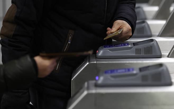 서울지하철 종로3가역에서 시민이 개찰구를 통과하고 있다. [연합]