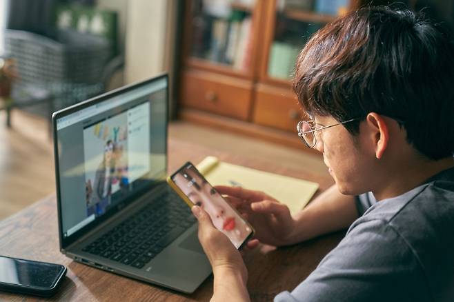 넷플릭스 영화 '스마트폰을 떨어뜨렸을 뿐인데' 스틸컷. 넷플릭스 제공