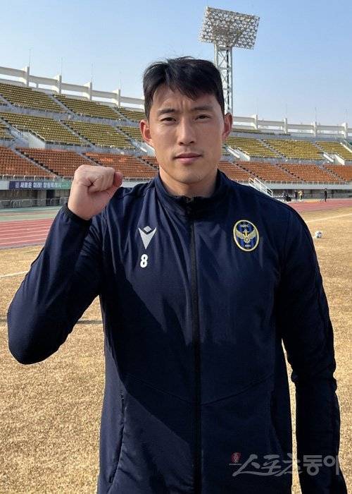 포항에서 인천으로 이적한 신진호가 2차 동계훈련이 진행 중인 창원스포츠파크에서 포즈를 취하고 있다. 사진제공 | 인천 유나이티드