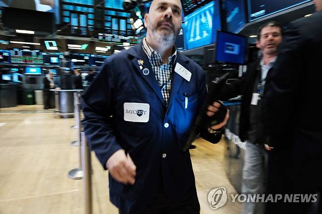 NYSE 입회장에 있는 트레이더들의 모습 [연합뉴스 자료사진]