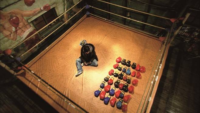 드라마 ‘눈의 여왕’의 한 장면으로, 주인공이 그린-타오 정리를 해결하는 모습