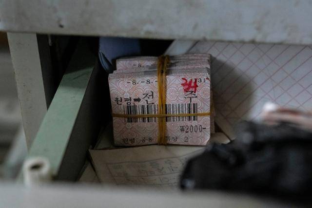 14일 전북 김제시 원평공용버스터미널 매표소 안에 승차권 여러 장이 방치돼 있다. 원평터미널은 더 이상 발권 업무를 하지 않기에 이 승차권들은 끝내 주인을 찾지 못할 운명이다.