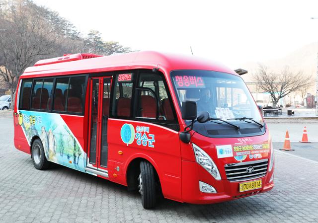 올해부터 전국 최초로 무료 운행하는 청송 시내버스. 사과처럼 빨간색이다. ⓒ박준규