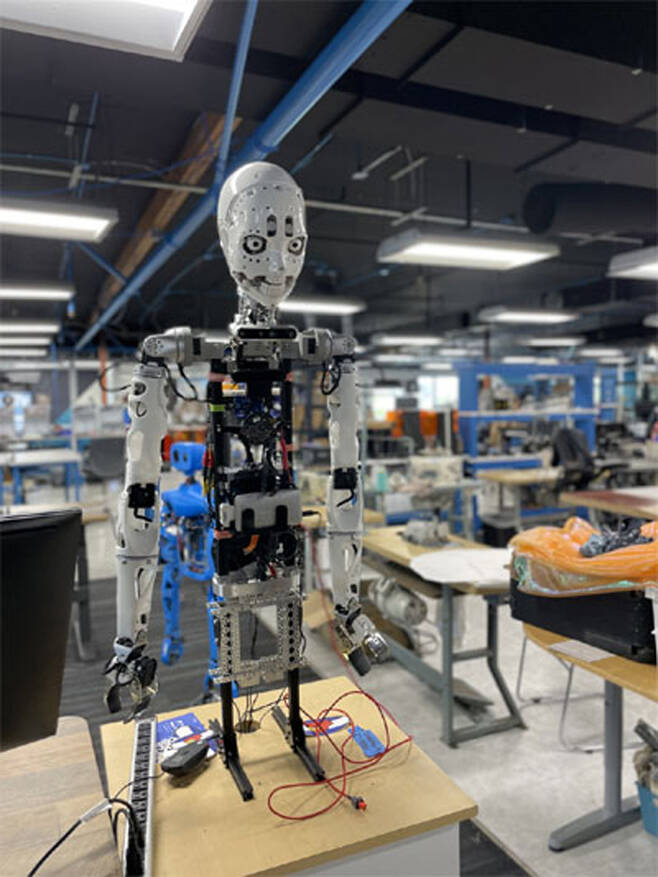 미국 캘리포니아주 실리콘밸리의 로봇 전문 스타트업 연합체 '실리콘밸리로보틱스(SVR)'에 소속된 스타트업이 개발 중인 휴머노이드(인간형) 로봇 시제품 모습. 이곳에선 325개의 로봇 스타트업이 제품을 개발 중인데, 656개 투자사가 연계돼 있다. [오클랜드 = 황순민 기자]