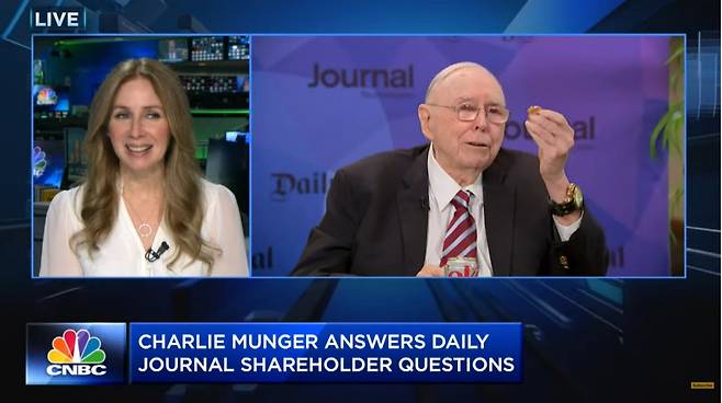 씨즈캔디의 피넛브리틀을 들고 있는 찰리 멍거/사진=CNBC 유튜브 캡쳐