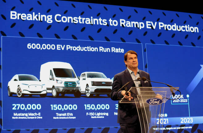 짐 팔리 포드 최고경영책임자(CEO)가 13일(현지시간) 중국 배터리 업체 CATL과 협력해 미시간 주에 전기차 배터리 생산 공장을 짓는다는 계획을 발표하고 있다. [로이터]