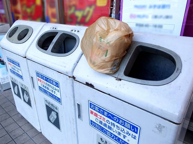 일본의 한 편의점 쓰레기통에 버려져 있는 생활쓰레기 [photo-ac.com]
