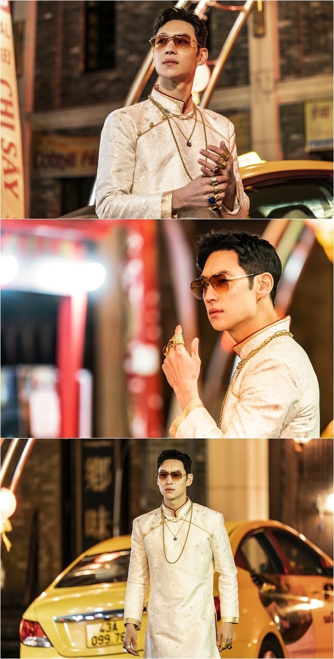 Lee Je-hoon Recalls Taxi Driver Season 1 Miniforce Buccaneer Bullying OutOn February 18, SBSs Drama ⁇ Taxi Driver (playwright Oh Sang-ho/director Ethan) released Kim do-gi (Lee Je-hoon) SteelSeries, which was transformed from Vietnam Kotaya to Buka Wangtaoji.In the first broadcast of Taxi Driver 2, kim do-gi, who continued to provide multiple agency services with Jang Dae-pyo (Kim Eui-sung) after the dismantling of The Rainbow Dark Heroes, was working as a camouflage worker in Cheon Geum The International, which seems to be the place where he joined.The International is a violent organization that kidnaps a computer major youth as a bait for overseas employment and forces them to create a gambling program through assault and intimidation.In the SteelSeries released, there is a picture of kim do-gi transformed into Vietnam Bullying Oji.Wang Taoji is a character that Kim do-gi showed in the first season when he was punishing the voice phishing organization.It raises the question of why Wang Tao Oji, a businessman from Harbin, is in the middle of Vietnam Kota.Especially, the fashion sense and deadly eyes of Vietnam Wang Tao Oji dressed in colorful ornaments, trademark dragonfly glasses and Ao Zai, a traditional Vietnamese costume, laugh.