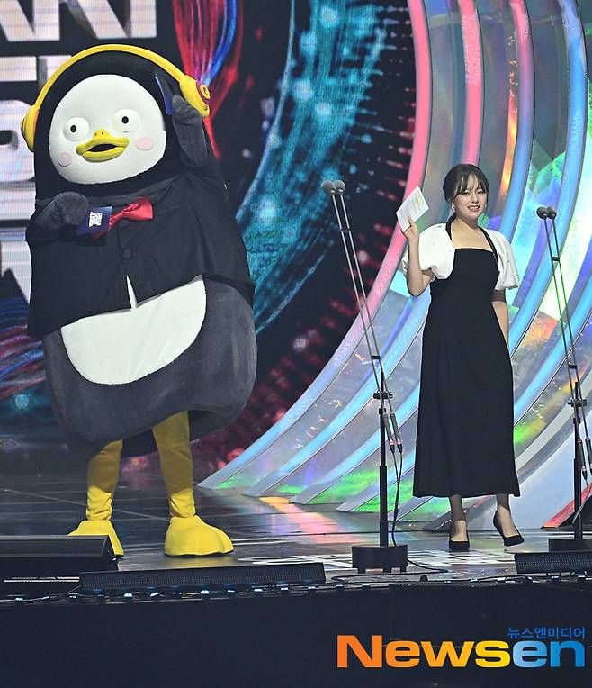 EBS mascot character Pengsoo and actor Jung Ji-so attended the  ⁇  Circle Chart Music Awards 2022 ⁇  awards ceremony held at KSPO DOME (formerly Gymnastics Stadium) in Olympic Park, Songpa-gu, Seoul in the afternoon of February 18 as presenters.